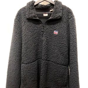 This a Levi’s fall/winter jacket equip to keep you warm and comfy!